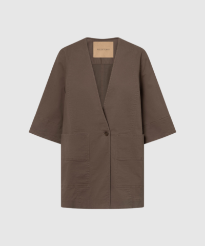 Opdag Catia Twill fra Rue de Tokyo – en stilfuld og funktionel lang jakke i blød bomulds‑twill med let stretch. Den dybe V‑hals, store lommer og smukke sømlinjer giver jakken et moderne udtryk, mens den afslappede pasform og midt‑lår længden gør den både komfortabel og alsidig. Perfekt til foråret og sommeren som et let lag over dine yndlingsoutfits. Et musthave til dig, der ønsker en jakke med både stil og funktion.