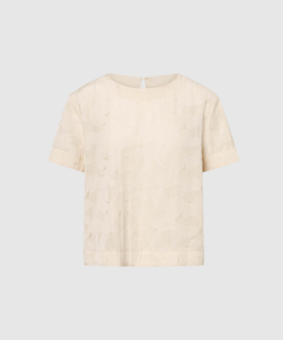 Opdag Selin Viscose Linen fra Rue de Tokyo – en smuk bluse i en luksuriøs blanding af viskose, hør og lyocell. Den naturligt åndbare kvalitet og det moderne boxy fit gør den perfekt til alt fra hverdag til festlige lejligheder. Med sin runde hals og diskrete detaljer får du en alsidig bluse, der løfter ethvert outfit. En tidløs favorit til dig, der værdsætter kvalitet og elegante materialer.