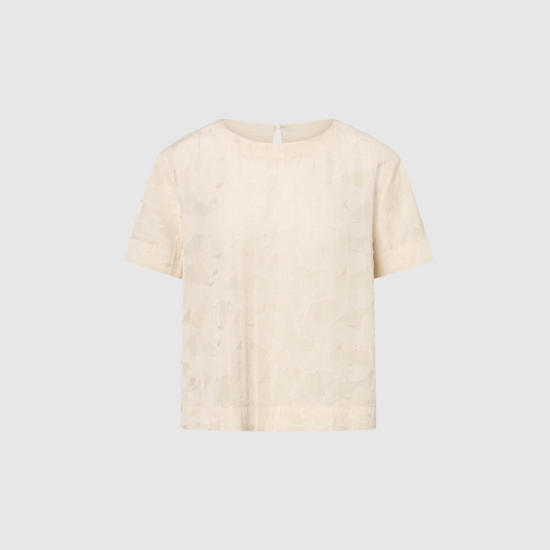 Opdag Selin Viscose Linen fra Rue de Tokyo – en smuk bluse i en luksuriøs blanding af viskose, hør og lyocell. Den naturligt åndbare kvalitet og det moderne boxy fit gør den perfekt til alt fra hverdag til festlige lejligheder. Med sin runde hals og diskrete detaljer får du en alsidig bluse, der løfter ethvert outfit. En tidløs favorit til dig, der værdsætter kvalitet og elegante materialer.