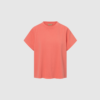 Opgrader din basisgarderobe med TEAGAN LIGHT GMTD JERSEY fra Rue de Tokyo i den tidløse farve Coral Red. Denne bløde T-shirt i 100% bomuld kombinerer komfort, kvalitet og et minimalistisk design, der gør den ideel til både hverdag og pænere stylinger. De korte raglanærmer og relaxed fit giver et moderne og afslappet udtryk, som er nemt at matche med både jeans, shorts, nederdele og lag-på-lag looks. En uundværlig basicstyle, der holder sæson efter sæson.