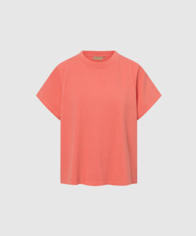 Opgrader din basisgarderobe med TEAGAN LIGHT GMTD JERSEY fra Rue de Tokyo i den tidløse farve Coral Red. Denne bløde T-shirt i 100% bomuld kombinerer komfort, kvalitet og et minimalistisk design, der gør den ideel til både hverdag og pænere stylinger. De korte raglanærmer og relaxed fit giver et moderne og afslappet udtryk, som er nemt at matche med både jeans, shorts, nederdele og lag-på-lag looks. En uundværlig basicstyle, der holder sæson efter sæson.