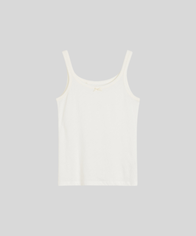 Opdag Messhu Tank – Pure Ecru, en klassisk og delikat tanktop i pointelle‑inspireret mesh jersey. Fremstillet i 100% GOTS‑certificeret økologisk bomuld, der giver en blød, åndbar og naturlig kvalitet. Med sløjfedetalje og elegante ribkanter er denne top perfekt som basislag eller alene for et feminint, let udtryk.