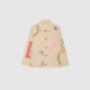 Opdag My Jacket – Beige, en unik og kunstnerisk jakke i 100% økologisk bomuldscanvas. Med farverige broderede detaljer, skjortekrave og afslappet pasform er den både komfortabel og stilfuld. De smukke broderier giver jakken et vintage-inspireret udtryk, som gør den til et helt særligt statement-piece i garderoben.