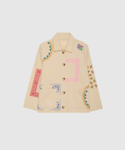Opdag My Jacket – Beige, en unik og kunstnerisk jakke i 100% økologisk bomuldscanvas. Med farverige broderede detaljer, skjortekrave og afslappet pasform er den både komfortabel og stilfuld. De smukke broderier giver jakken et vintage-inspireret udtryk, som gør den til et helt særligt statement-piece i garderoben.
