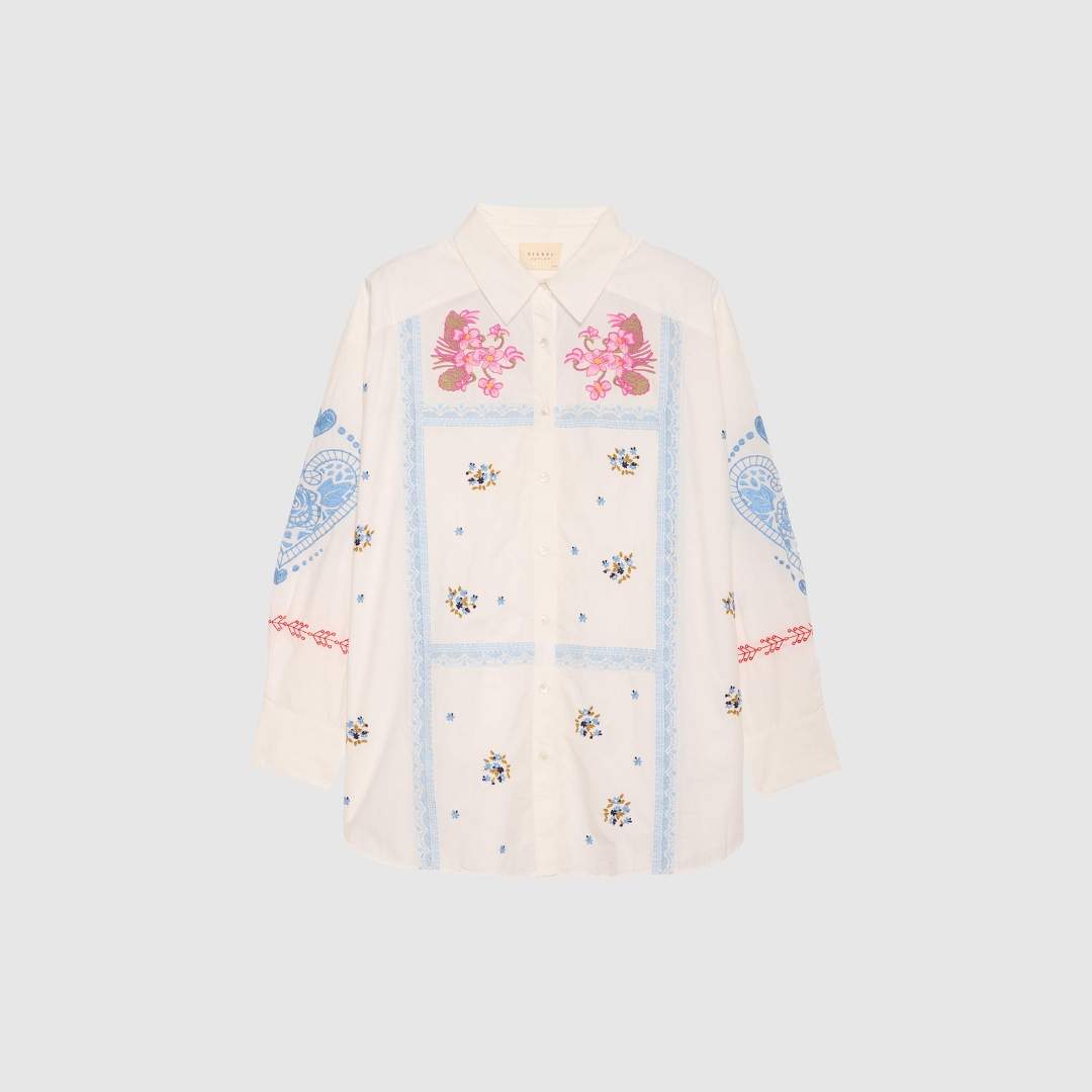 Opdag Camma Shirt fra Sissel Edelbo – en romantisk skjorte i 100% økologisk bomuld med smukke broderier og blondebånd. Den løse, lige pasform og de brede skuldre giver et moderne, afslappet look, mens de poetiske detaljer tilfører et eksklusivt og feminint udtryk. Farven Snow White gør den klassisk, frisk og let at style til enhver lejlighed.