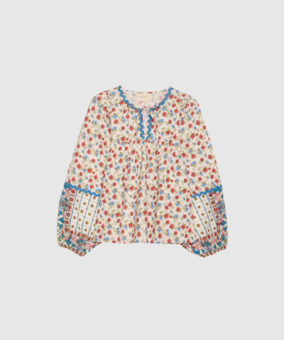 Opdag Coral Top fra Sissel Edelbo – en romantisk, farverig top i 100% økologisk bomuld. Det vintageinspirerede print kombineret med zigzag‑bånd, ballonærmer og tie‑strings skaber et feminint og unikt look. Farven Rooster giver varme og personlighed, perfekt til både hverdagsbrug og sæsonens festlige outfits.