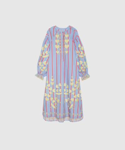 Opdag Elisabeth Dress fra Sissel Edelbo – en rummelig og feminin maxikjole i 100% økologisk cotton poplin. Med de fine hjertebroderier, voluminøse ærmer og klassiske perlemorsknapper får kjolen et eksklusivt og romantisk udtryk. Farven Bluebell Stripes gør den frisk og tidløs, perfekt til både hverdagsbrug og særlige anledninger. En smuk, let og bæredygtigt produceret style.