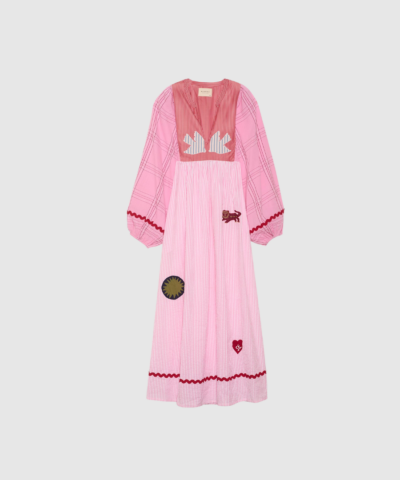 Opdag Gaia Dress fra Sissel Edelbo – en smuk og rummelig kjole i leftover yarn-dyed bomuld. De håndlavede applikationer, ballonærmerne og den feminine halsudskæring giver kjolen et romantisk og kunstnerisk udtryk. Farvene i Rose Mix og de unikke detaljer gør hver kjole til et ægte limited edition‑piece. Perfekt til dig, der elsker farver, håndværk og bæredygtig mode.