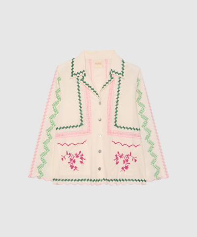 Opdag Jia Shirt fra Sissel Edelbo – en feminin og detaljerig skjorte i 100% økologisk bomuld. Blandingen af blondebånd, broderi og scallop‑kanter skaber et romantisk og unikt udtryk, mens den løse pasform gør den behagelig og let at style. Farven Cream gør den tidløs og anvendelig til både hverdage og særlige anledninger.