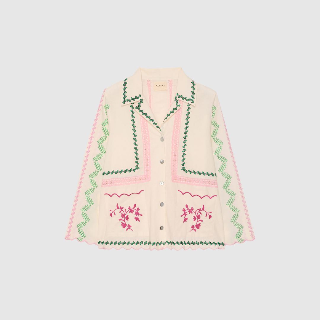 Opdag Jia Shirt fra Sissel Edelbo – en feminin og detaljerig skjorte i 100% økologisk bomuld. Blandingen af blondebånd, broderi og scallop‑kanter skaber et romantisk og unikt udtryk, mens den løse pasform gør den behagelig og let at style. Farven Cream gør den tidløs og anvendelig til både hverdage og særlige anledninger.