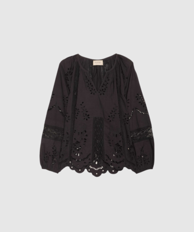 Opdag Mila Top fra Sissel Edelbo – en luksuriøs og romantisk bluse i 100% økologisk bomuld. De fine cutwork‑detaljer, voluminøse ærmer og bløde blonder skaber et smukt vintage‑inspireret udtryk. Farven Almost Black gør den alsidig og elegant – perfekt til både hverdagsbrug og særlige anledninger. En eksklusiv, håndlavet style med masser af karakter.