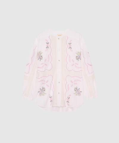 Opdag Sada Shirt fra Sissel Edelbo – en poetisk skjorte i 100% økologisk bomuld. Det vintage‑inspirerede broderi, blondebåndene og den smalle stand‑krave giver et feminint og sofistikeret udtryk. Den løse pasform og buede sømkant gør den let at style og skøn at have på. En elegant, tidløs og bæredygtigt produceret style.