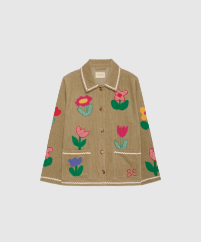 Opdag Twiggy Jacket Tulip fra Sissel Edelbo – en unik, bæredygtig jakke skabt i leftover corduroy. De smukke tulipanapplikationer giver jakken et kunstnerisk og farverigt udtryk, mens den afslappede silhuet gør den perfekt til både hverdag og særlige anledninger. En vaskeægte limited edition‑style, hvor ingen jakke er helt ens.