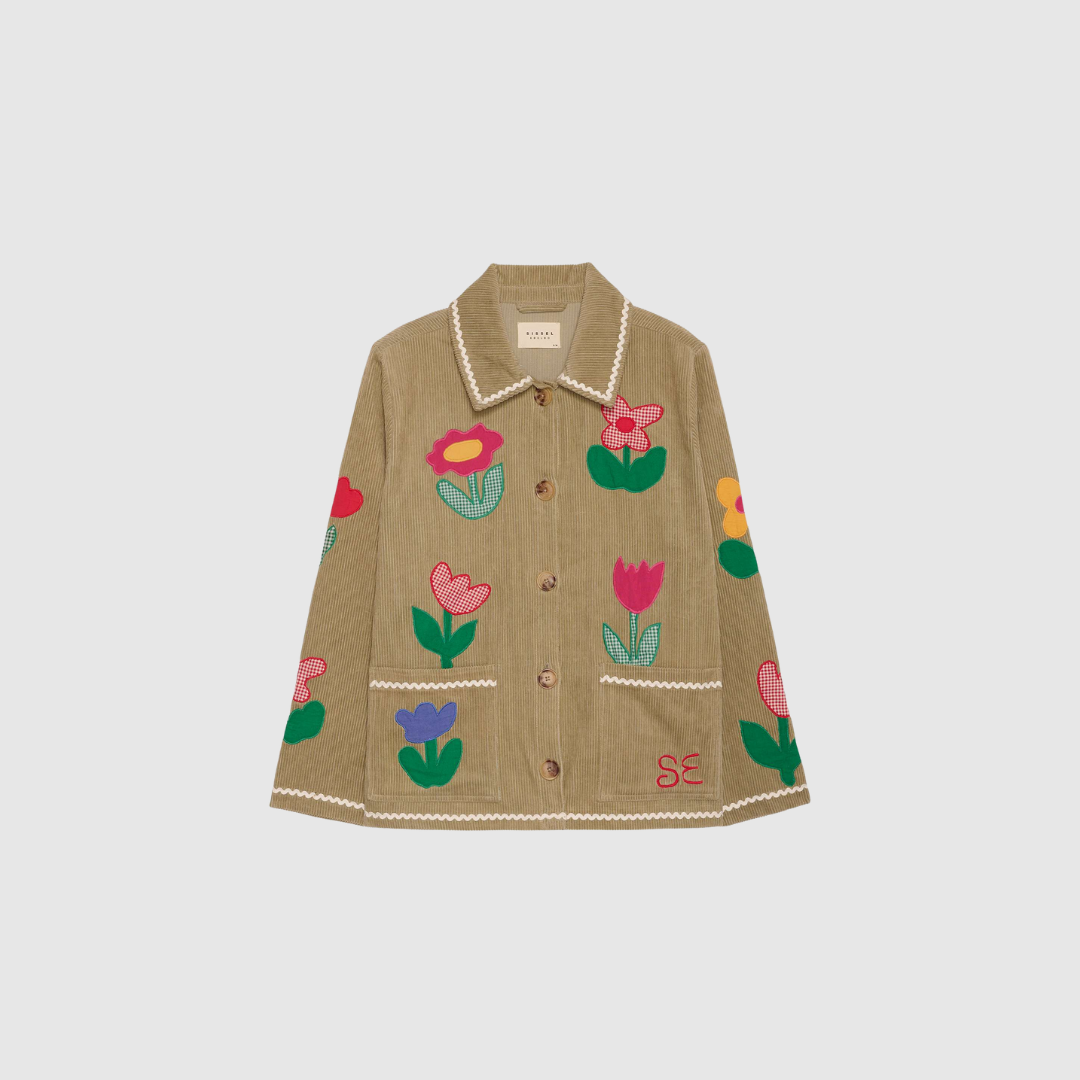 Opdag Twiggy Jacket Tulip fra Sissel Edelbo – en unik, bæredygtig jakke skabt i leftover corduroy. De smukke tulipanapplikationer giver jakken et kunstnerisk og farverigt udtryk, mens den afslappede silhuet gør den perfekt til både hverdag og særlige anledninger. En vaskeægte limited edition‑style, hvor ingen jakke er helt ens.