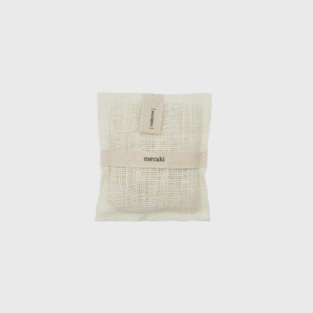 Forkæl din hud med House Doctor Bath Mitt Rosemary med eucalyptusduft – den perfekte kombination af funktionalitet og velvære. Denne badesvamp er fremstillet af naturlige fibre, der sikrer en skånsom, men effektiv eksfoliering, som fjerner døde hudceller og stimulerer blodcirkulationen. Den friske eucalyptusduft skaber en spa-lignende oplevelse i dit eget hjem, ideel til både morgenrutinen og afslappende aftener. Bath Mitt Rosemary er designet med en praktisk form, der ligger godt i hånden, og en kvalitet, der holder i lang tid. Brug den sammen med din yndlingssæbe eller shower gel for en opfriskende og ren følelse. Perfekt til dig, der ønsker naturlig hudpleje og en sanselig oplevelse i badet.