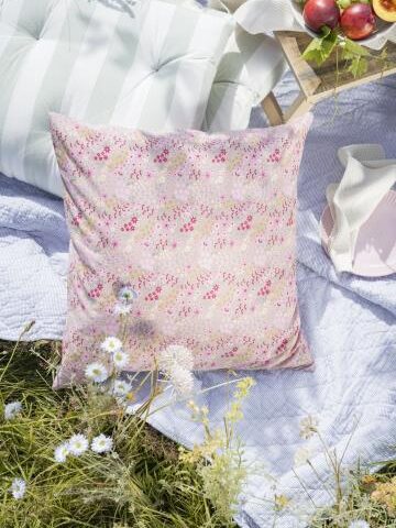 Alternative view of Ib Laursen – Quilt med hvide & blå mælkedrengestriber