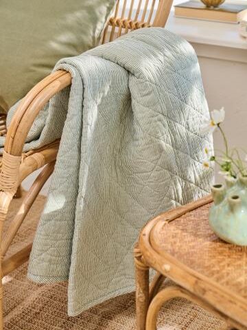 Alternative view of Ib Laursen – Quilt med hvide & støvet grøn mælkedrengestriber