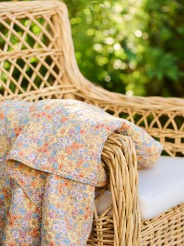 Alternative view of Ib Laursen – Quilt med gule, blå, orange & lilla blomster