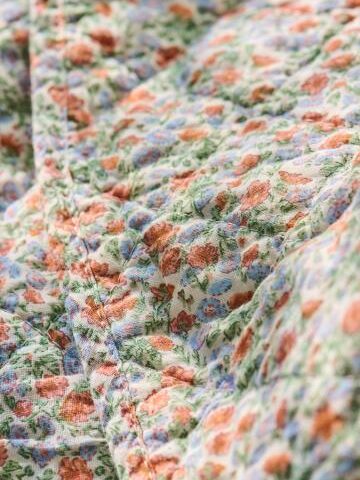 Alternative view of Ib Laursen – Quilt med lyseblå & rust blomster