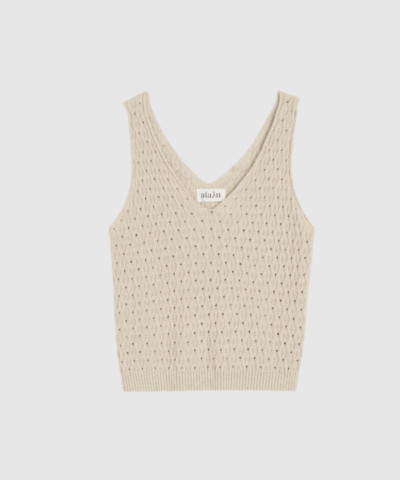 Opdag Annu Top – Nature, en smuk og delikat striktop i en bæredygtig blanding af økologisk bomuld og genanvendt hør. Den kabelinspirerede struktur, V‑udskæringen foran og bagpå samt de åbne ærmegab giver et feminint, let og elegant udtryk. En luftig og naturfarvet top, perfekt til både hverdag og sommerens mere sofistikerede looks.