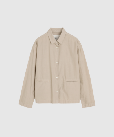 Opdag Atla Shirt – Dried Herb, en feminin kort skjorte i 100% GOTS‑certificeret, regenerativ økologisk Chetna‑bomuld. Med klassisk krave, paspolerede lommer og et elegant ryglæg kombinerer den tidløs stil med bæredygtige materialer og blød komfort. Perfekt til både hverdag og mere sofistikerede looks.