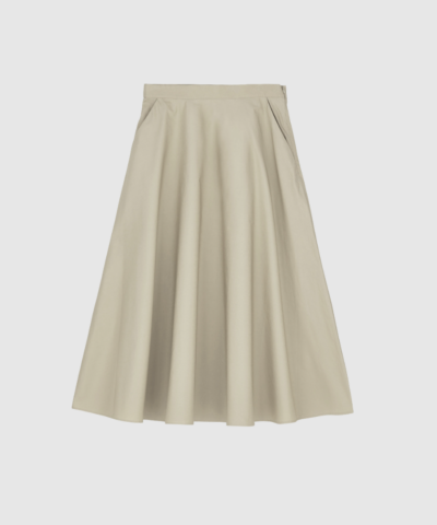 Opdag Bea Skirt Cotton – Dried Herb, en smuk og tidløs midi‑nederdel i 100% GOTS‑certificeret regenerativ økologisk bomuld. Med sin tætsiddende talje, skjulte lynlåslukning og let draperede A‑silhuet giver den et elegant udtryk, der passer perfekt til både hverdag og særlige lejligheder. Et blødt og naturligt design, produceret med omtanke for både mennesker og miljø.