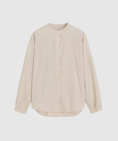 Opdag Bibs Shirt Epure – Mix Black, en smuk, kraveløs skjorte i 100% GOTS‑certificeret økologisk Chetna‑bomuld. Den er vævet i blød, ufarvet bomuld med kontraststriber og har elegante perlemorsknapper, rynkede detaljer og en regulær pasform. En feminin skjorte med voluminøse ærmer og naturligt fald – perfekt til både hverdagsbrug og elegante anledninger.