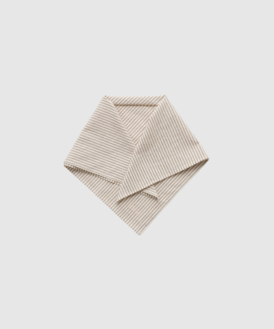 Opdag Charlie Scarf Epure – Mix Black, et mini‑tørklæde i let, blød og ufarvet GOTS‑certificeret økologisk bomuld. Vævet med kontraststriber og designet i en kvadratisk form, der kan bindes én gang rundt om halsen eller bruges som hår‑ eller taskeaccessory. Et elegant og naturligt tørklæde fremstillet i regenerativ bomuld i Indien.