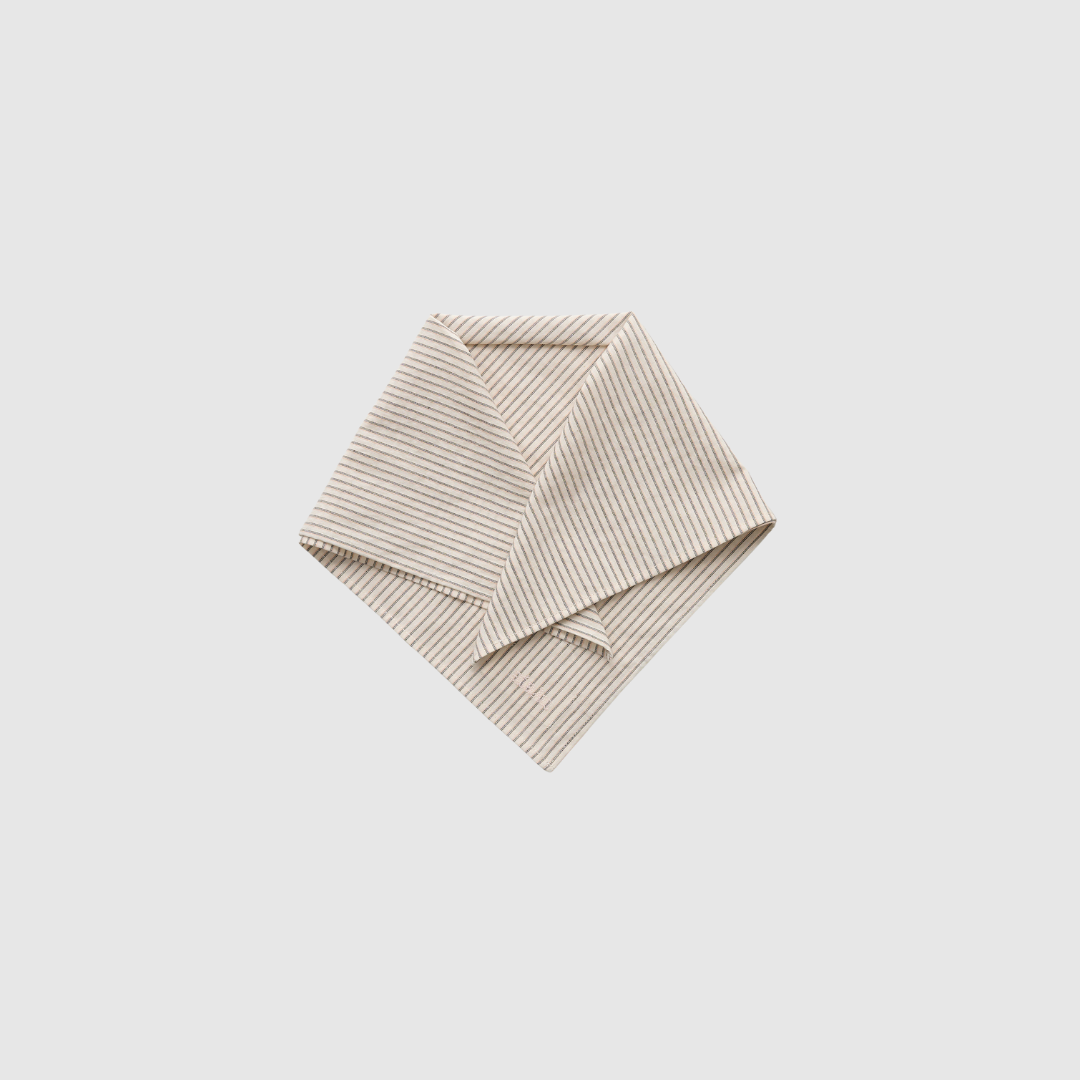 Opdag Charlie Scarf Epure – Mix Black, et mini‑tørklæde i let, blød og ufarvet GOTS‑certificeret økologisk bomuld. Vævet med kontraststriber og designet i en kvadratisk form, der kan bindes én gang rundt om halsen eller bruges som hår‑ eller taskeaccessory. Et elegant og naturligt tørklæde fremstillet i regenerativ bomuld i Indien.