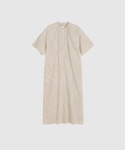 Opdag Cille Dress Epure – Mix Black, en elegant lang kjole i 100% GOTS‑certificeret økologisk bomuld. Kjolen er vævet med kontraststriber og designet i et lige snit med sænkede skuldre, perlemorsknapper, rynket halsdetalje og praktiske sidelommer. En feminin, komfortabel og bæredygtig kjole til både hverdag og mere sofistikerede lejligheder.