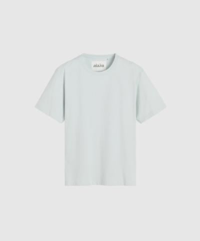 Opdag Classic Circular Tee I – Mint Blue, en klassisk T‑shirt i blød jersey af økologisk og genanvendt bomuld. Regular fit, rund hals og korte ærmer kombineret med unikke signatursting i siden giver et moderne og minimalistisk look. Fremstillet i Portugal som en del af et cirkulært produktionssystem. En bæredygtig og stilren basic til enhver garderobe.