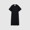 Opdag Gita Circular Dress – Black, en luksuriøs og moderne T‑shirtkjole i kraftig jersey fremstillet af 50% økologisk og 50% genanvendt bomuld. Ankellang, afslappet pasform i A‑formet silhuet med høje slidser, strukturerede sømme og broderet Aiayu‑logo. En tidløs og cirkulært produceret kjole, der kombinerer komfort, kvalitet og et minimalistisk udtryk.