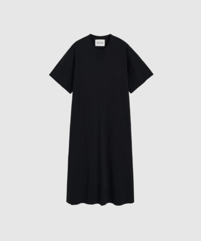 Opdag Gita Circular Dress – Black, en luksuriøs og moderne T‑shirtkjole i kraftig jersey fremstillet af 50% økologisk og 50% genanvendt bomuld. Ankellang, afslappet pasform i A‑formet silhuet med høje slidser, strukturerede sømme og broderet Aiayu‑logo. En tidløs og cirkulært produceret kjole, der kombinerer komfort, kvalitet og et minimalistisk udtryk.