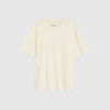 Opdag Lui Circular Tee – Pure Ecru, en klassisk T‑shirt i en kraftig og blød jersey af 50% økologisk og 50% genanvendt bomuld. Inspireret af menswear og designet i en let oversized pasform med rund hals og broderet Aiayu‑logo. Fremstillet i Portugal som en del af et cirkulært produktionssystem, der genanvender restmaterialer og fremstiller nyt, ansvarligt tekstil. En kvalitetsbevidst og bæredygtig basic, der passer til enhver garderobe.