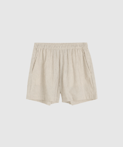 Opdag Lulu Shorts Epure – Mix Black, et par bløde og lette shorts i 100% GOTS‑certificeret regenerativ økologisk bomuld. Med oversized pasform, svajende silhuet og bredt elastisk bindebånd får du perfekt komfort i et naturligt, stribet design. Ideelle til både sommerens afslappede dage og stilrene hverdagslooks.
