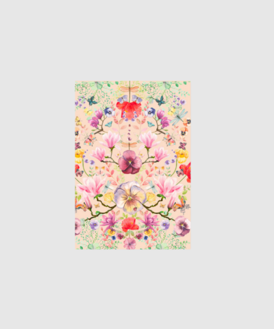 Opdag Botanicals “Magical Garden”, et lille foldet A7‑kort med håndmalet akvarelmotiv af Annemette Voss Fridthjof. Designet med botaniske blomster i varme farver og trykt på kraftigt postkortkarton, der er ideelt at skrive på. 100% dansk produceret og leveret med råhvid kuvert – perfekt til gaver, lykønskninger og personlige hilsner.