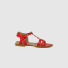ANGULUS Klassisk Remsandal 5415‑111 Red Coral er en tidløs og feminin sandal i naturligt, åndbart skind. Den har en fleksibel crepe rågummisål, justerbar ankelstrop og en polstret læderindersål, som sikrer høj komfort gennem hele dagen. Håndlavet i Portugal og designet i Danmark – et kvalitetsvalg til sommergarderoben.