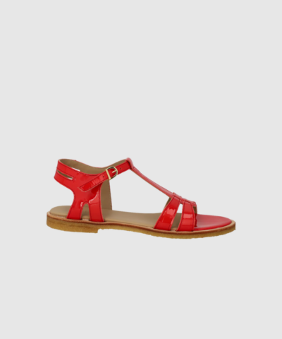 ANGULUS Klassisk Remsandal 5415‑111 Red Coral er en tidløs og feminin sandal i naturligt, åndbart skind. Den har en fleksibel crepe rågummisål, justerbar ankelstrop og en polstret læderindersål, som sikrer høj komfort gennem hele dagen. Håndlavet i Portugal og designet i Danmark – et kvalitetsvalg til sommergarderoben.