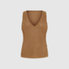 Amelia SL Knit Top – Hazelnut er en let og luksuriøs ærmeløs top i blød cotton‑silk blend. Feminin V‑udskæring og luftig pasform gør den perfekt til forår og sommer.