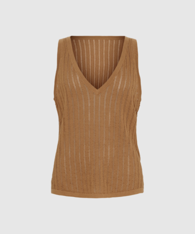 Amelia SL Knit Top – Hazelnut er en let og luksuriøs ærmeløs top i blød cotton‑silk blend. Feminin V‑udskæring og luftig pasform gør den perfekt til forår og sommer.