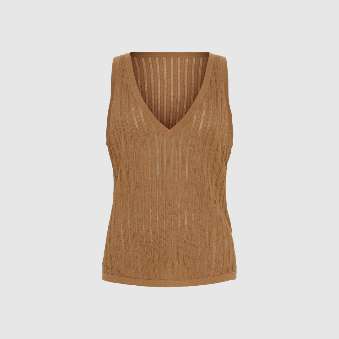 Amelia SL Knit Top – Hazelnut er en let og luksuriøs ærmeløs top i blød cotton‑silk blend. Feminin V‑udskæring og luftig pasform gør den perfekt til forår og sommer.