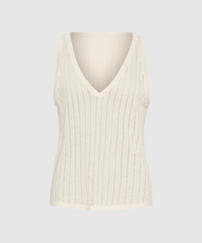 Amelia SL Knit Top – White Sand er en luksuriøs ærmeløs striktop i silkeblanding. V‑udskæring, luftigt fald og let, elegant kvalitet – perfekt til forår og sommer. Fås også i Hazelnut.