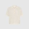Amelia SS Knit Polo – White Sand er en let og luksuriøs polo i en eksklusiv bomulds‑silkeblanding. Kortærmet, luftig pasform og tidløst design – perfekt til både hverdag og pæne looks. Fås også i Hazelnut.
