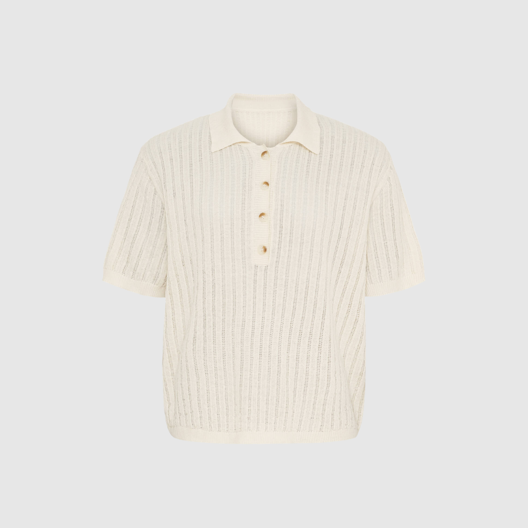 Amelia SS Knit Polo – White Sand er en let og luksuriøs polo i en eksklusiv bomulds‑silkeblanding. Kortærmet, luftig pasform og tidløst design – perfekt til både hverdag og pæne looks. Fås også i Hazelnut.