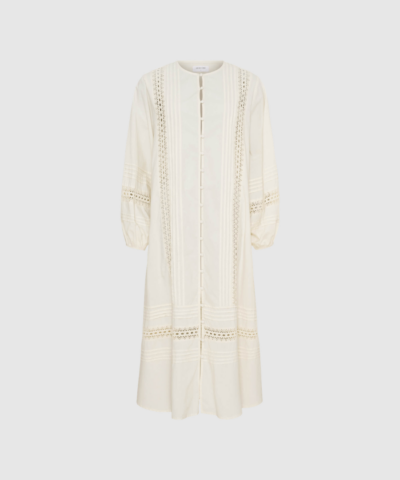 Lily LS Shirt Dress i White Sand er en feminin maxikjole i 100% bomuld med stofbetrukne knapper, hæklede detaljer og ballonærmer. Let, elegant og perfekt til forår og sommer.