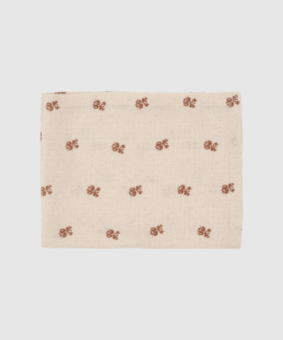 Savage Placemat i 100% hør med japansk‑inspireret woodblock print. Eksklusiv, kunstnerisk dækkeserviet i farven Rainy Day w. Cambridge Brown. Perfekt til smukke, nordiske borddækninger.