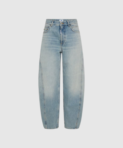 Opdag Bacavi Jeans fra BALL – moderne og tidløse jeans med regular pasform, klassisk blå denimvask og komfortabel stretch. De er lette at style til både hverdag og weekend, og den ikoniske BALL‑æstetik giver dem et cool, afslappet og tidssvarende udtryk. Perfekte som garderobens nye favoritjeans.