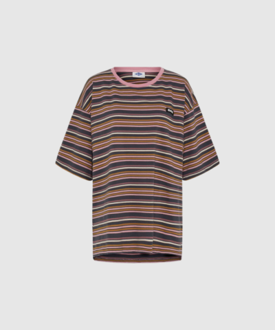 Opdag Baelmo SS Squared Tee fra BALL – en moderne T-shirt med boxy pasform og drop shoulder design. Fremstillet i 100% bomuld og i farven Foxglove Pink, der giver et friskt og sporty look. En perfekt basic‑tee til både hverdagsbrug, streetwear og casual outfits.