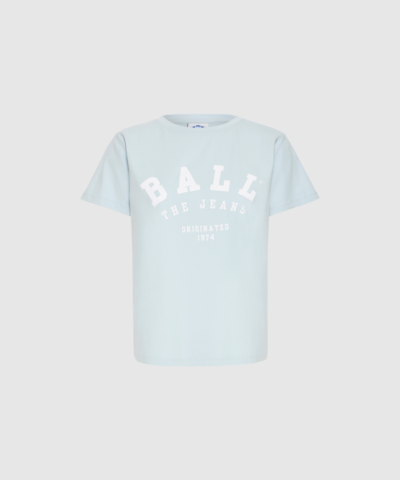 Opdag BALL Bamaldini T‑shirt – Celestial Blue, en klassisk og sporty T‑shirt i regular fit. Fremstillet i blød kvalitet med rund hals, korte ærmer og ikonisk BALL‑logo på fronten. En moderne og tidløs tee, der fungerer perfekt i hverdagen – både alene eller stylet under en sweatshirt eller blazer.
