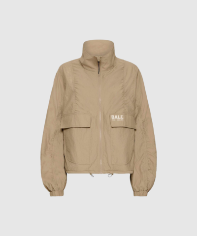 Opdag Bastella Curved Jacket fra BALL – en moderne, baggy jakke med kurvet silhouette og lange ærmer. Den vævede kvalitet og det bløde foer giver både komfort og stil, mens farven Chinchilla Brown tilføjer et varmt, sporty og urban udtryk. En oplagt fashion‑favorit til overgangssæsoner og hverdagsbrug.